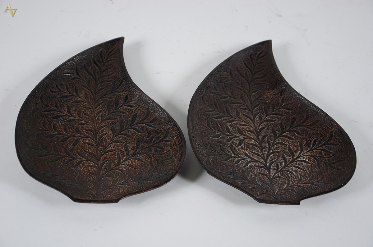 Duas petisqueiras em bronze indiano em formato de folha. Medida: 30 cm