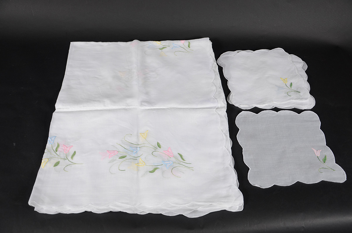 Toalha de mesa de organza branca com flores coloridas aplicadas...
