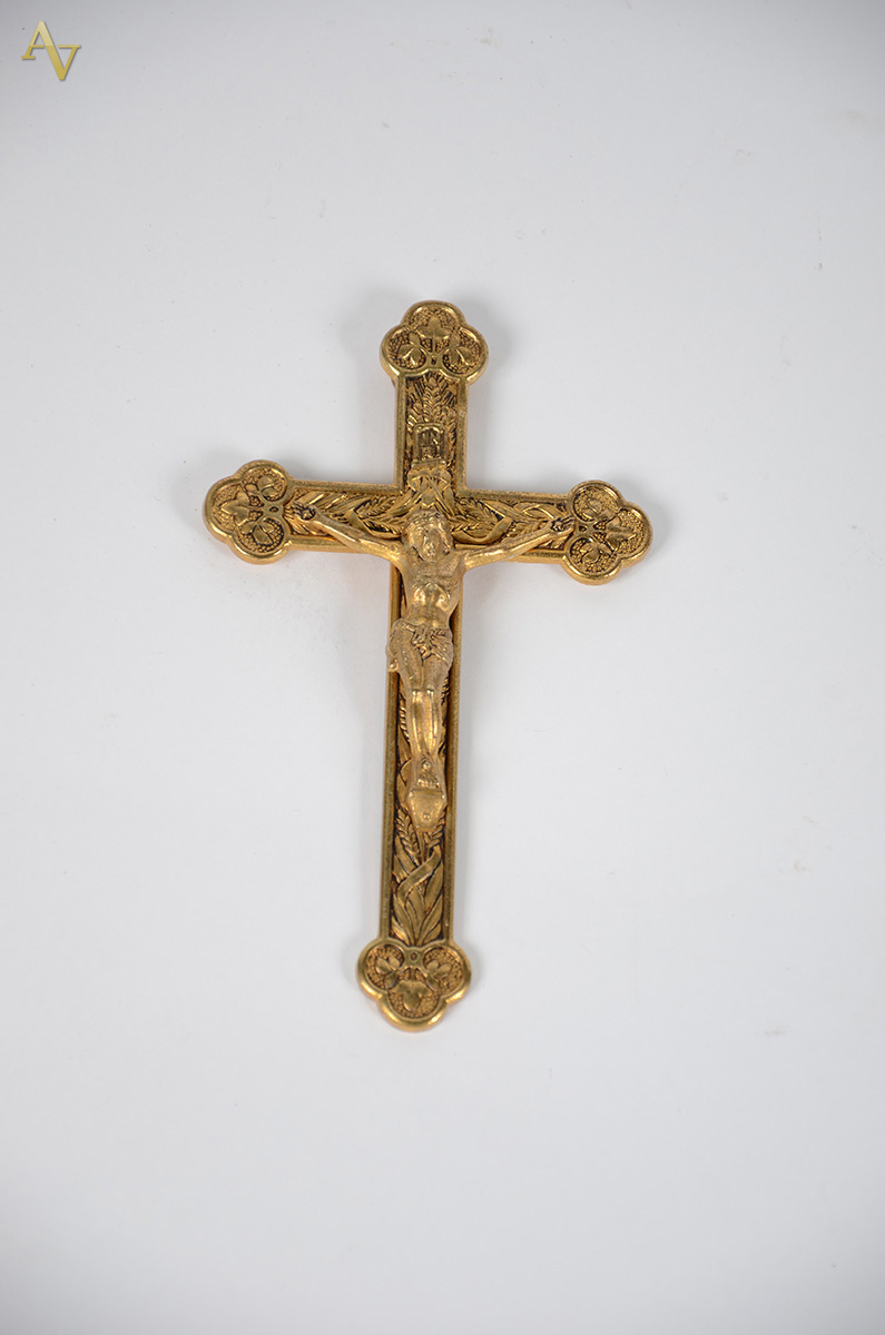 Crucifixo em metal dourado. Altura: 15 cm