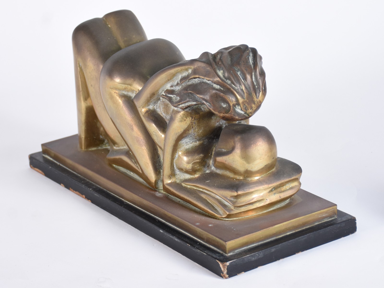 Escultura de bronze representando casal. Assinatura na base. - foto 4 de 7