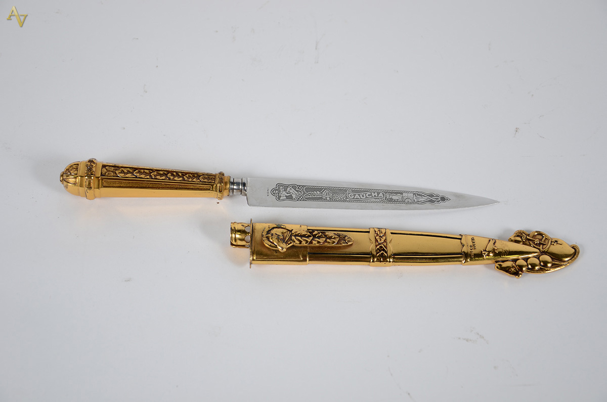Facão gaúcho com bainha em metal dourado. Comprimento: 30 cm