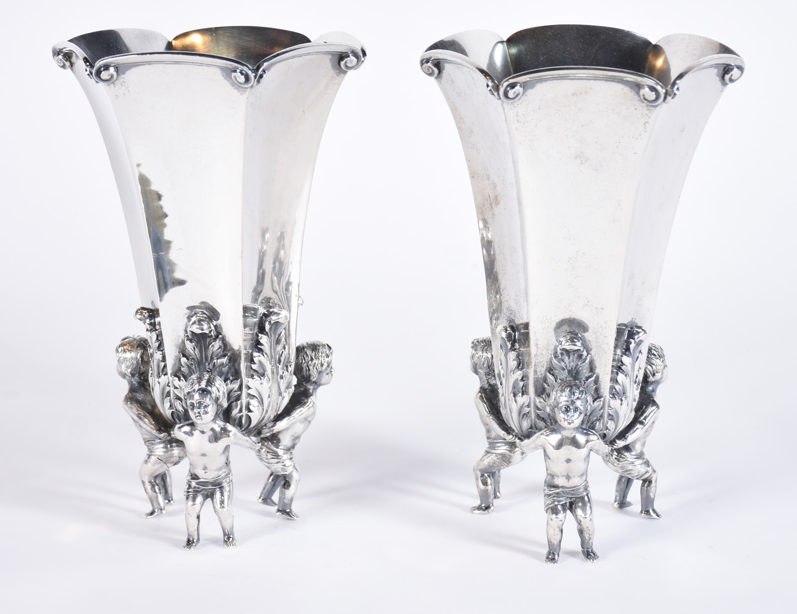 Par de belíssimos vasos feitio sextavados de prata portuguesa... - foto 1 de 8
