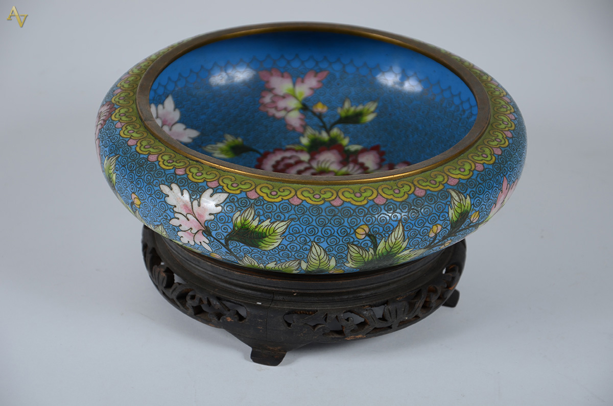 Bowl em cloisonee oriental policromada com peanha em madeira, diam.26...