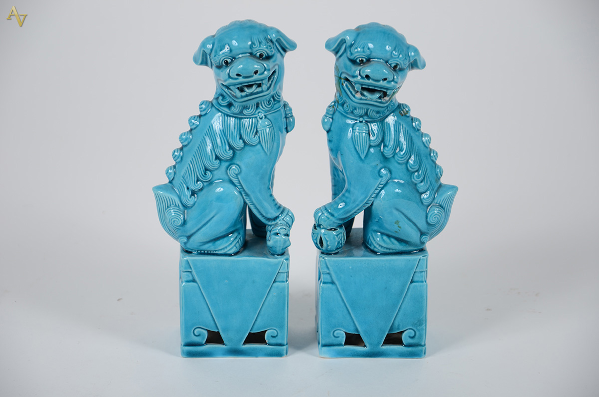 Par de Cães de Fó em porcelana na cor azul ( uma colada)