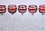 Cinco cálices para vinho de cristal doublé rubi... - Cinco cálices para vinho de cristal doublé rubi lapidado, pés serrilhados.