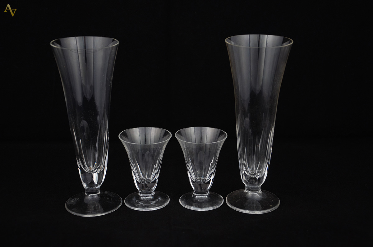 Conjunto de 12 flutes e 6 cálices para licor em cristal dedão