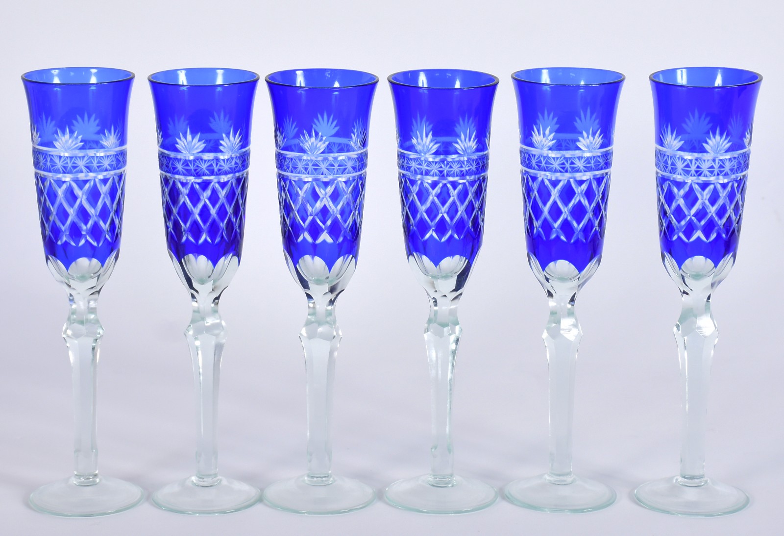Seis flutes para champagne de vidro lapidado doublé azul. - foto 2 de 3