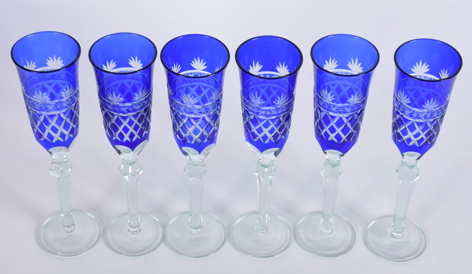 Seis flutes para champagne de vidro lapidado doublé azul. - foto 3 de 3