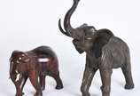 Duas esculturas representando elefantes, sendo ... - Duas esculturas representando elefantes, sendo uma de madeira e outra de bronze.