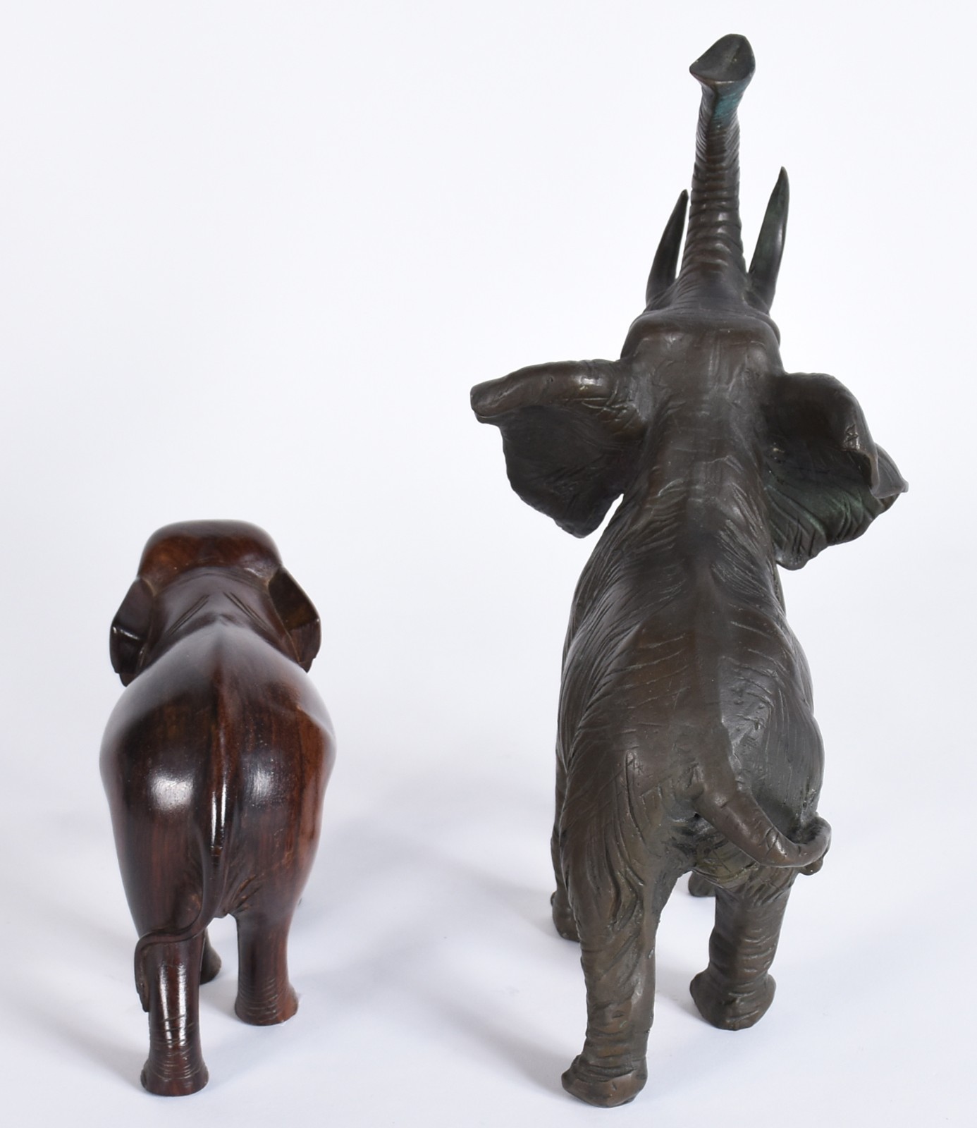 Duas esculturas representando elefantes, sendo uma de madeira e outra... - foto 4 de 6