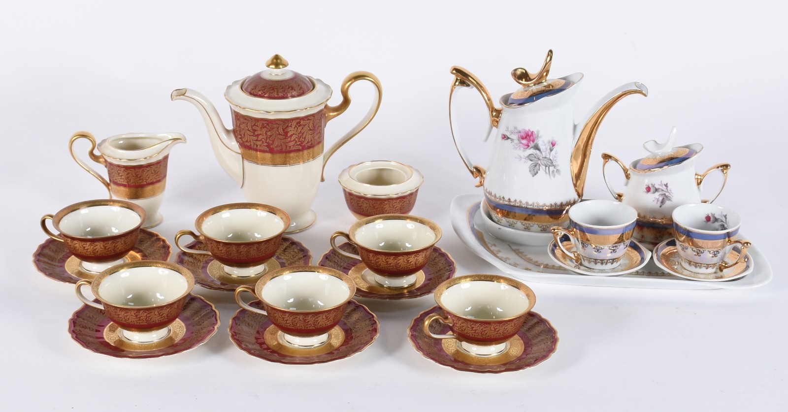 Dois conjuntos de porcelana para café, sendo uma na cor vinho com... - foto 1 de 6