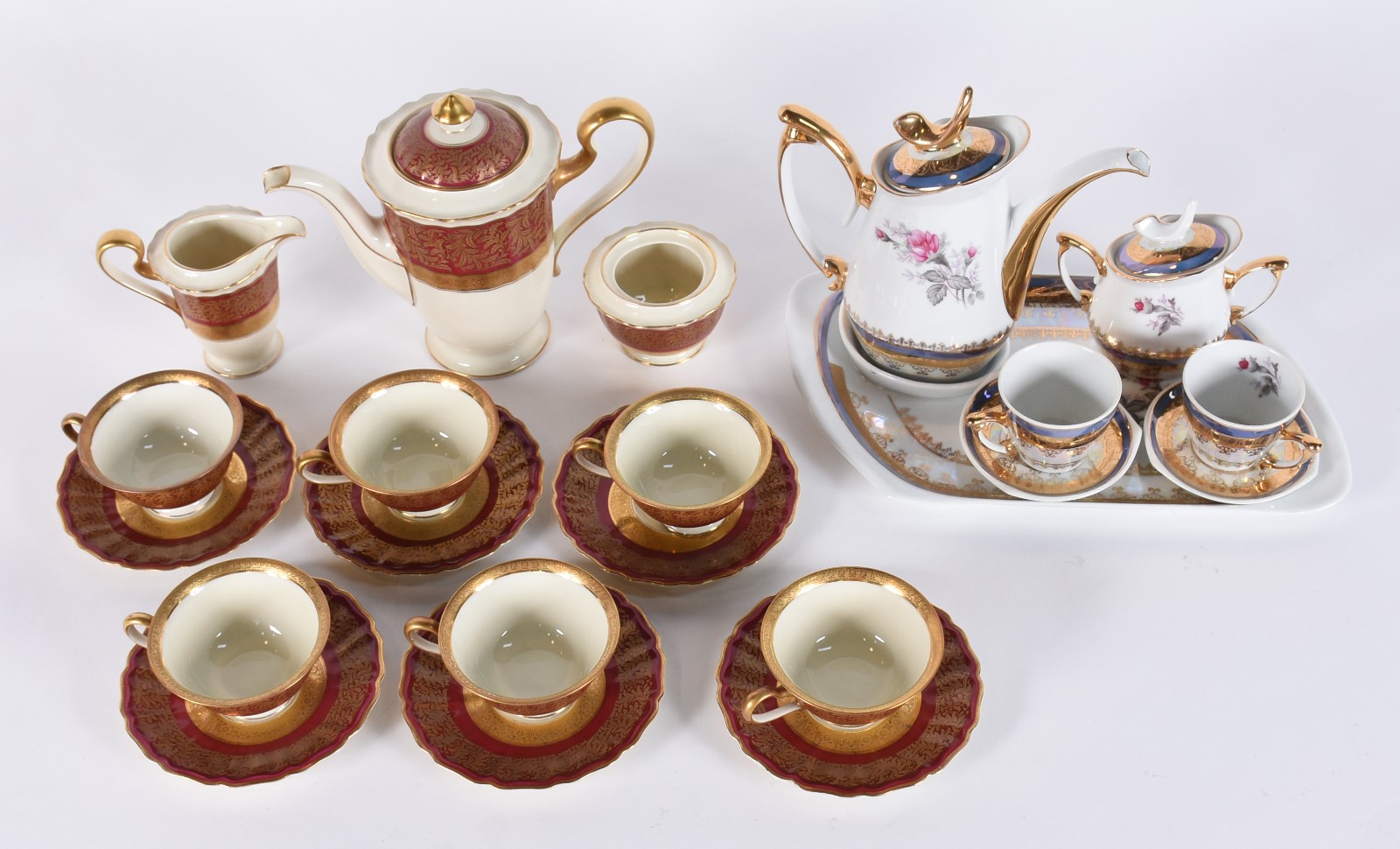Dois conjuntos de porcelana para café, sendo uma na cor vinho com... - foto 2 de 6