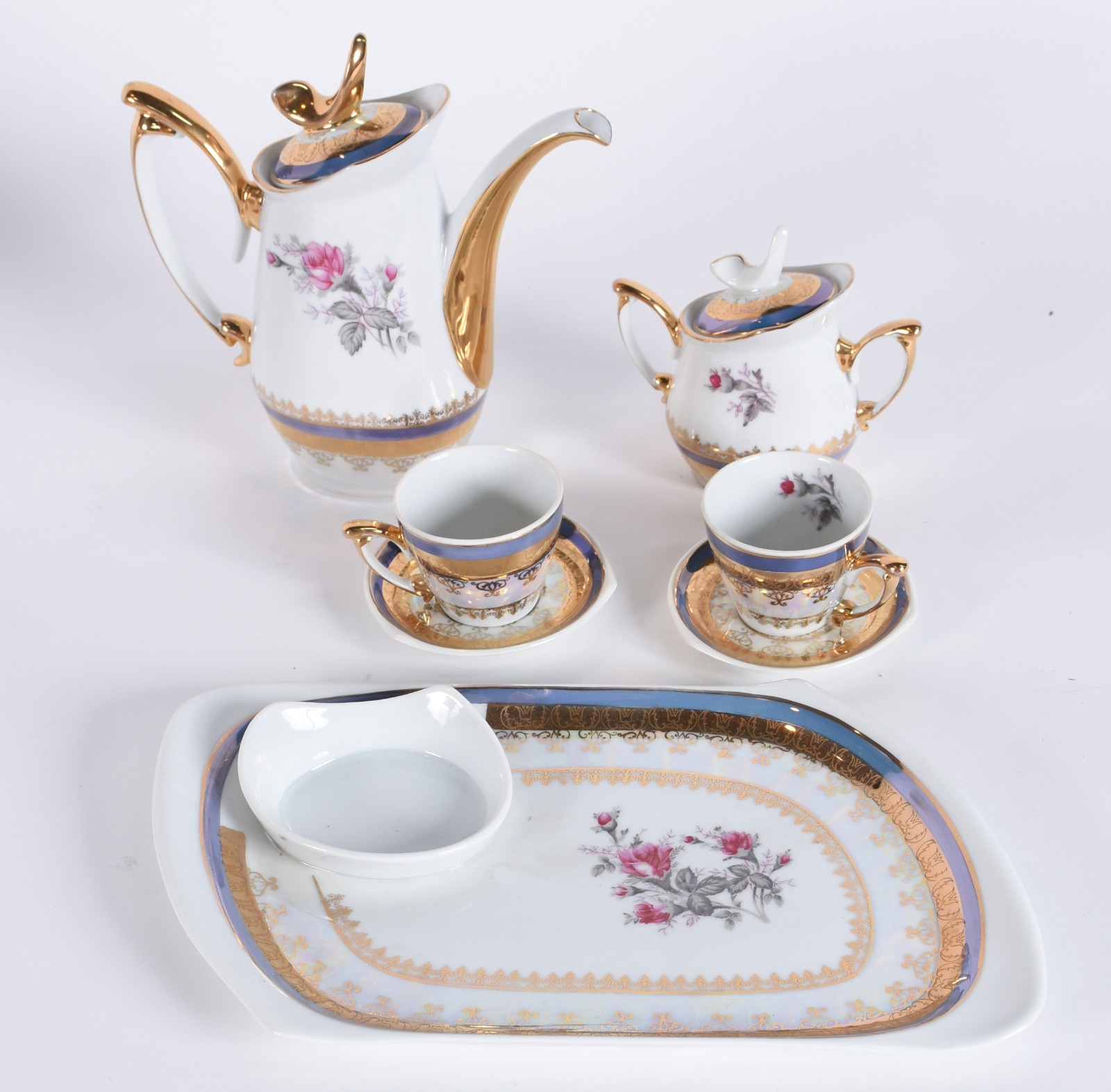 Dois conjuntos de porcelana para café, sendo uma na cor vinho com... - foto 3 de 6