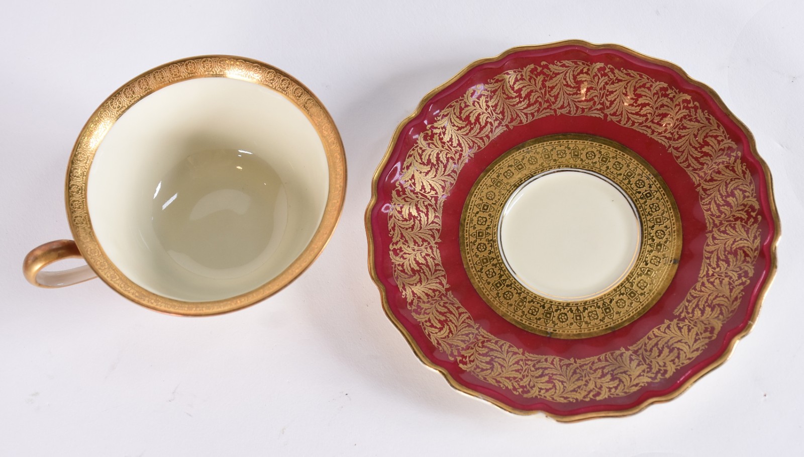 Dois conjuntos de porcelana para café, sendo uma na cor vinho com... - foto 5 de 6