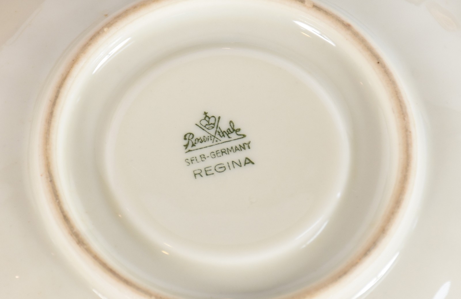 Dois conjuntos de porcelana para café, sendo uma na cor vinho com... - foto 6 de 6