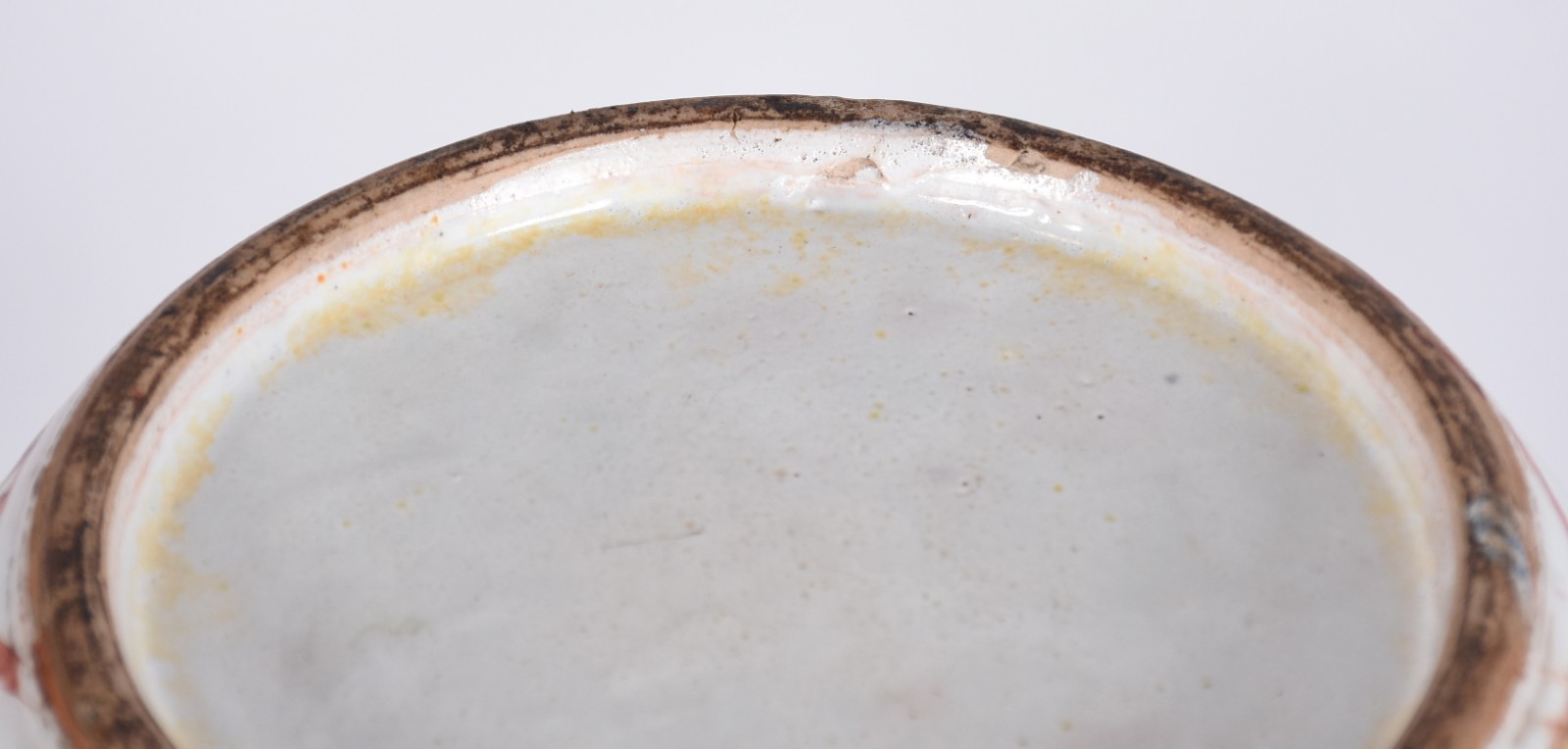Duas peças, sendo: potiche de porcelana oriental, tampa lascada e... - foto 5 de 9