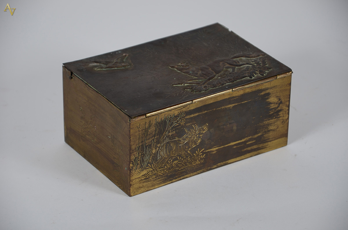 Caixa para cigarros em metal dourado, tampa com figura de lobo e ave... - foto 1 de 3