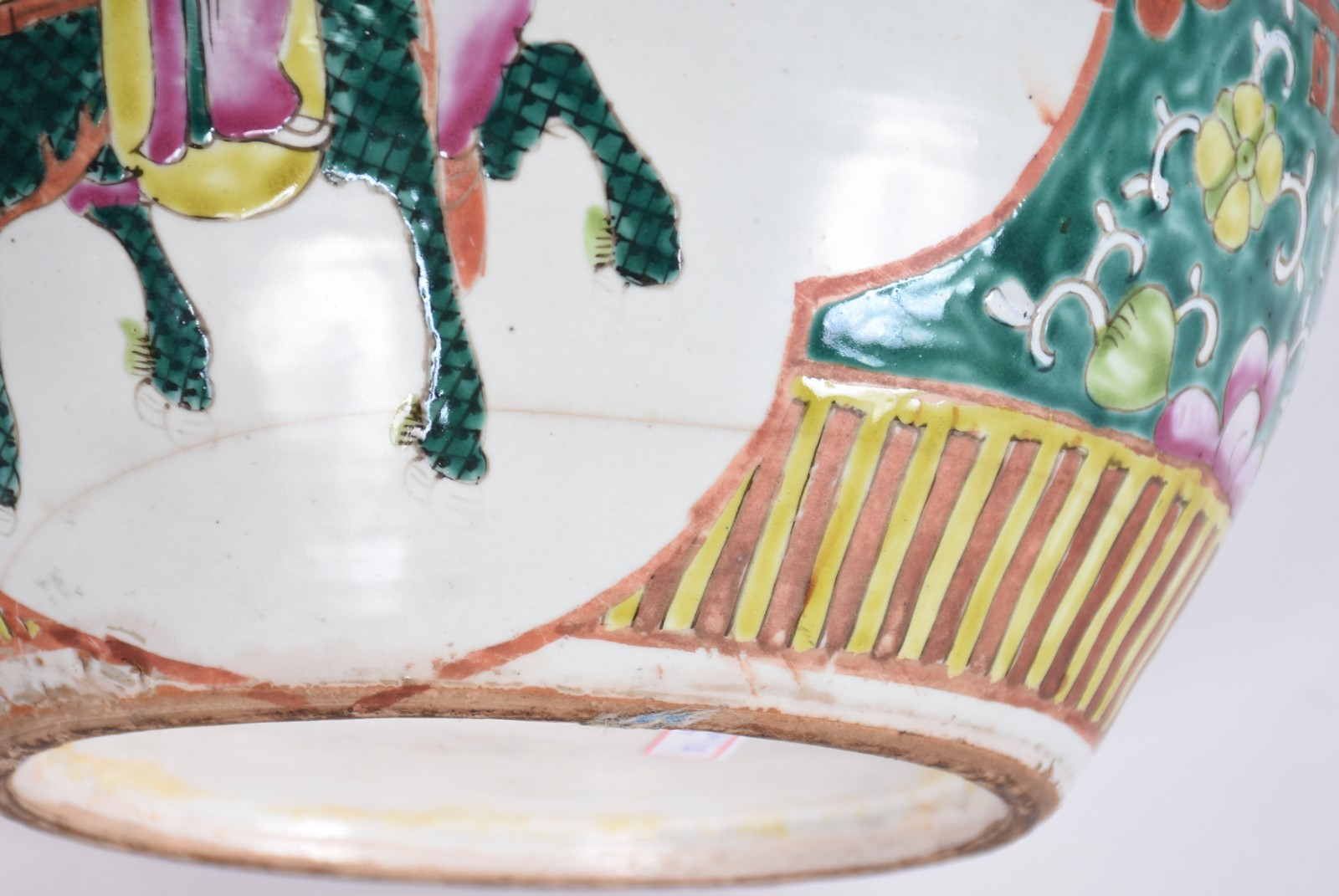 Duas peças, sendo: potiche de porcelana oriental, tampa lascada e... - foto 8 de 9