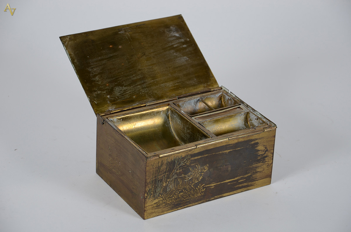 Caixa para cigarros em metal dourado, tampa com figura de lobo e ave... - foto 2 de 3
