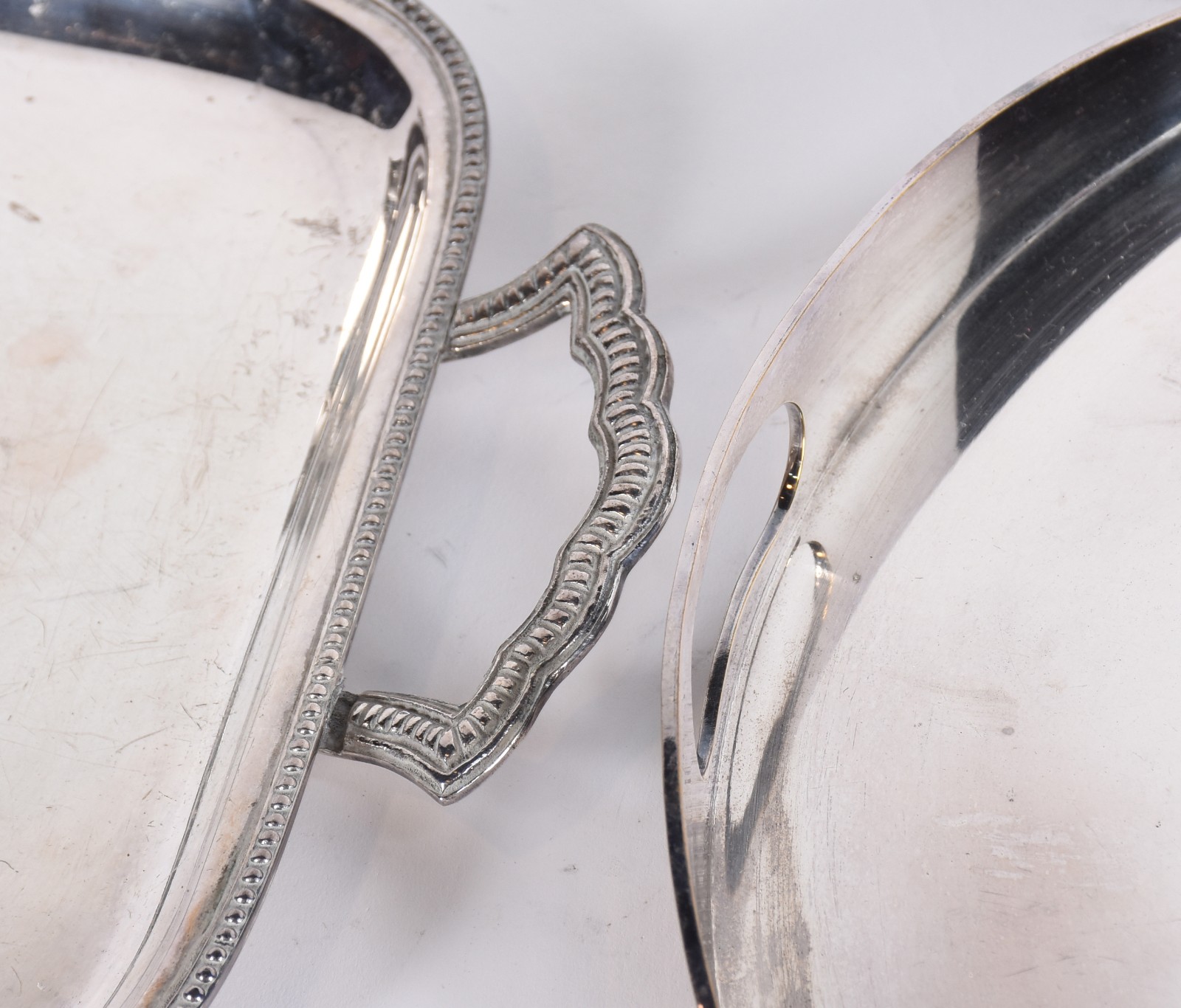Diversas peças de metal prateado, sendo: 2 porta pirex, 3 bandejas e... - foto 3 de 4
