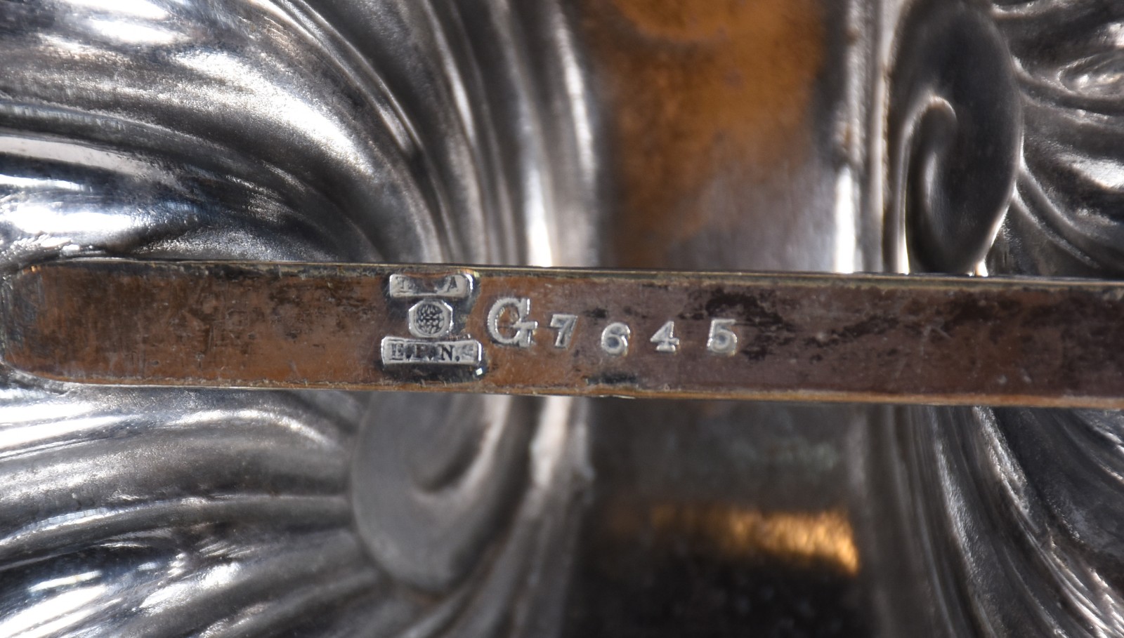 Diversas peças de metal prateado, sendo: 2 porta pirex, 3 bandejas e... - foto 4 de 4