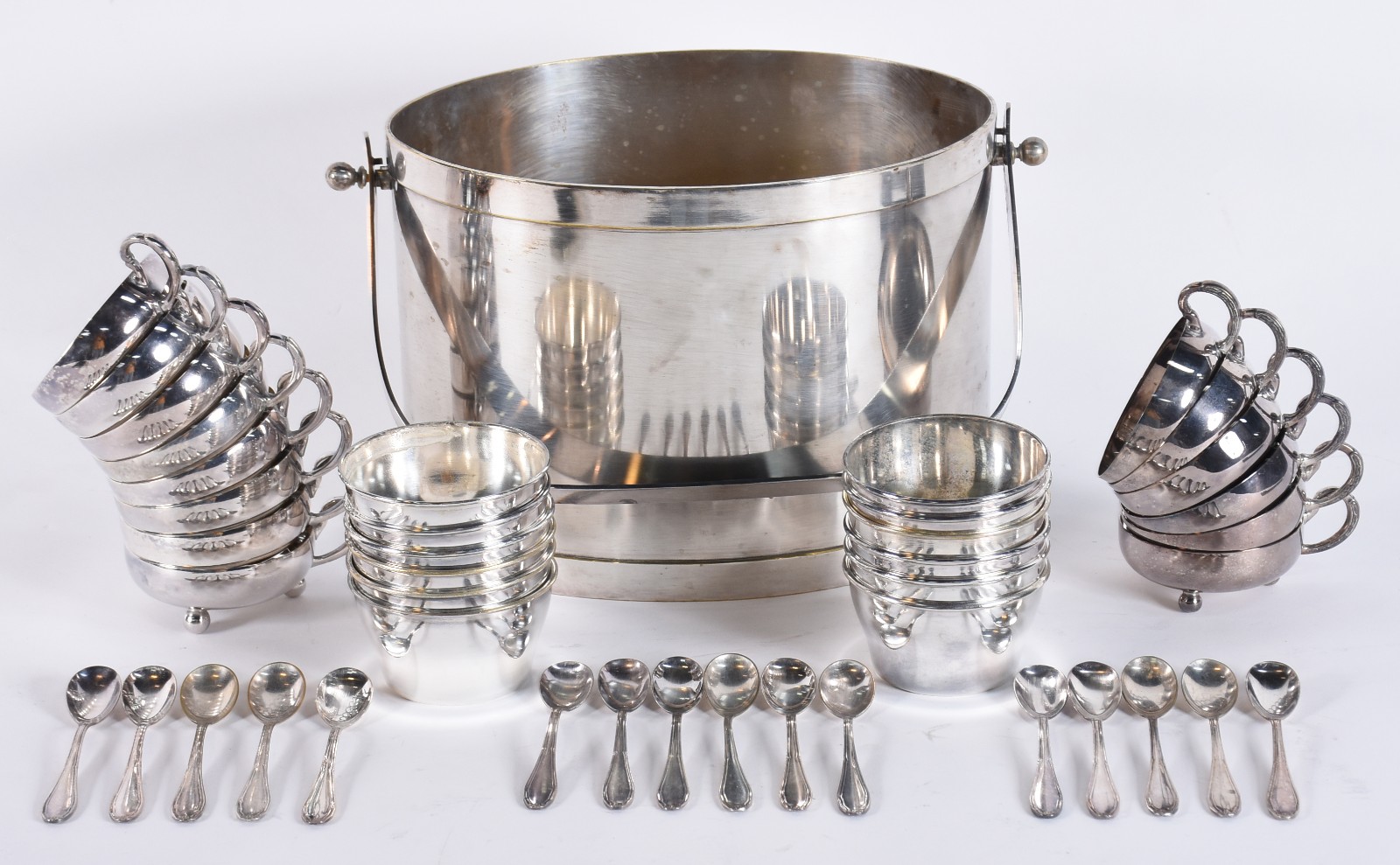 Lote de metal prateado, sendo: balde para vinho, 12 bowls e 14 taças... - foto 1 de 7