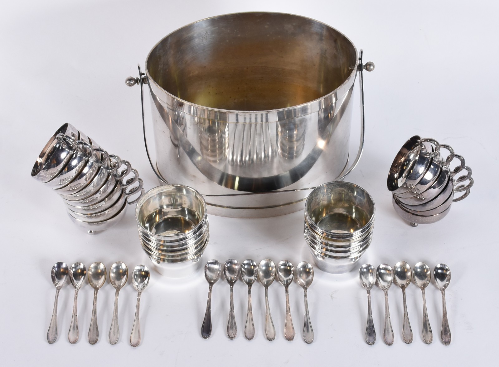 Lote de metal prateado, sendo: balde para vinho, 12 bowls e 14 taças... - foto 2 de 7