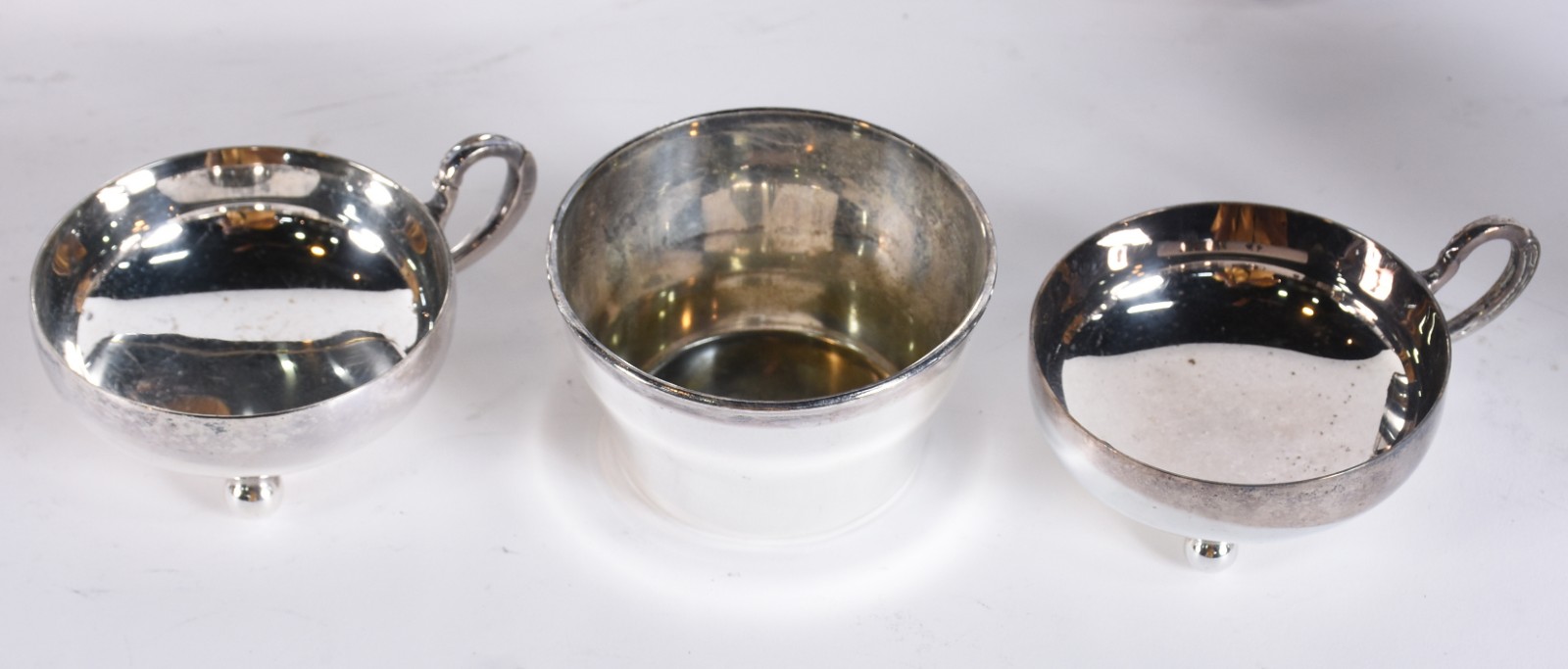 Lote de metal prateado, sendo: balde para vinho, 12 bowls e 14 taças... - foto 3 de 7