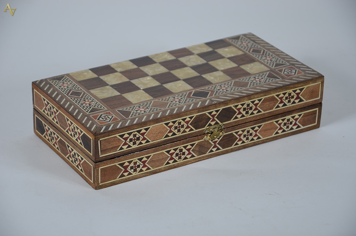 Jogo de gamão com caixa de madeira e madrepérola. Medida: 15 x 30 cm... - foto 1 de 2