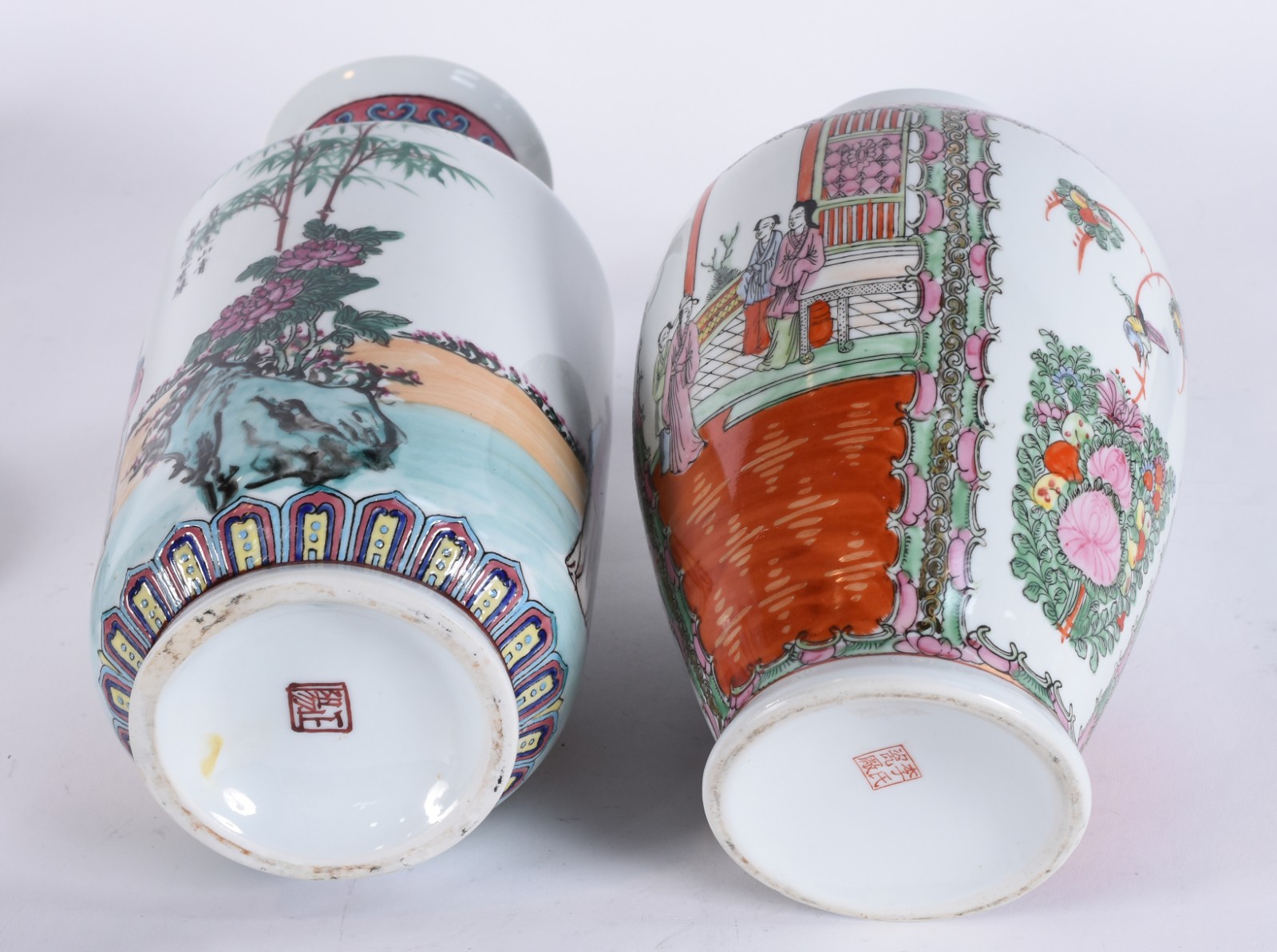 Duas peças de porcelana oriental, desenho em policromia sendo... - foto 3 de 5