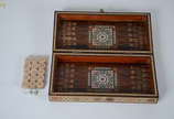 Jogo de gamão com caixa de madeira e madrepérol... - Jogo de gamão com caixa de madeira e madrepérola. Medida: 15 x 30 cm. Altura: 7 cm