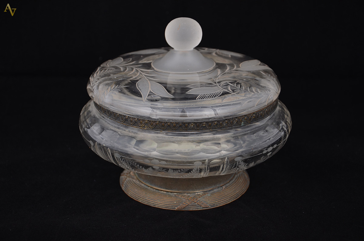 Bomboniere em cristal lavrado com borda de metal. Altura: 15 cm...