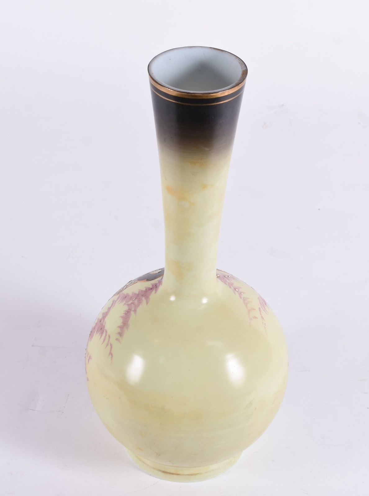 Vaso de opalina na cor creme com paisagem em policromia rodeada por... - foto 3 de 4