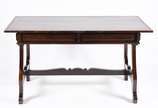 Mesa de jacarandá estilo colonial brasileiro co... - Mesa de jacarandá estilo colonial brasileiro com duas gavetas, pernas ligeiramente arqueadas ligadas por trave inferior.