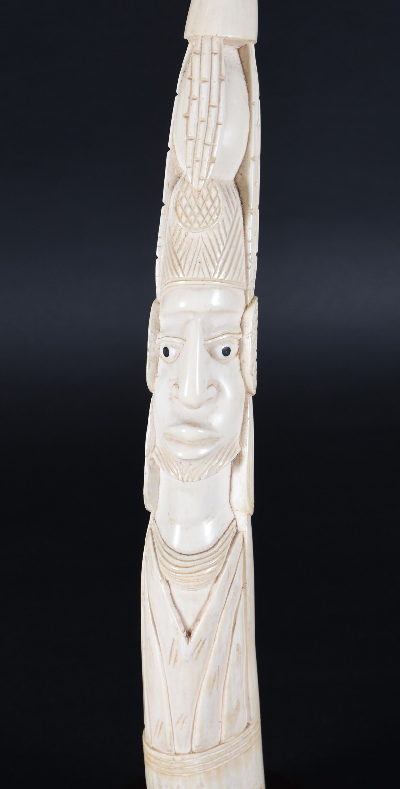 Escultura representando figura típica africana feita em presa de... - foto 2 de 5