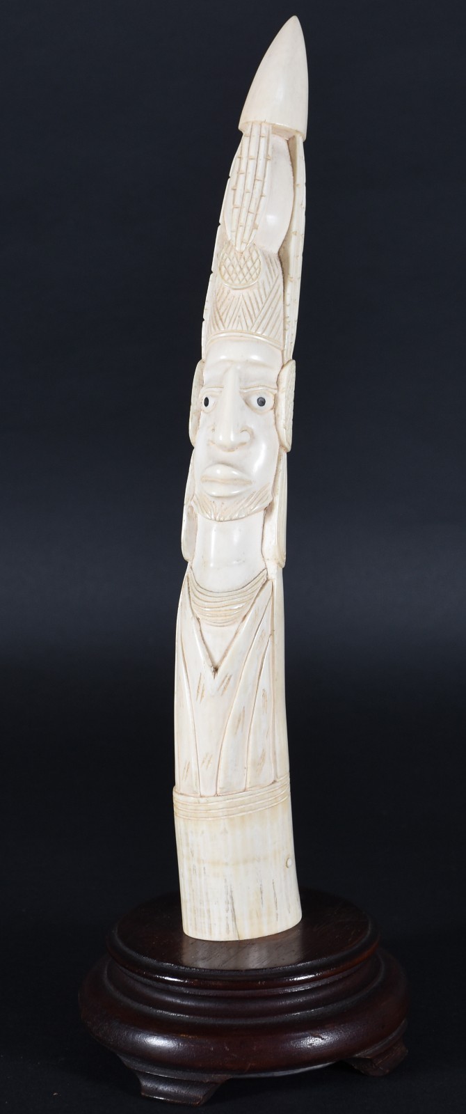 Escultura representando figura típica africana feita em presa de... - foto 1 de 5