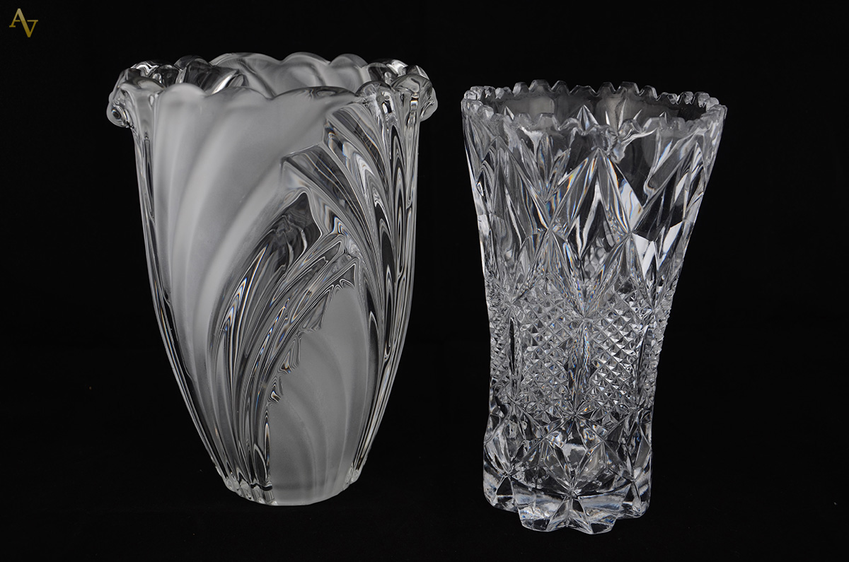 Dois vasos em cristal europeu lapidados. Alturas: 23 e 24 cm