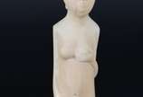 Escultura de marfim representando figura femini... - Escultura de marfim representando figura feminina, base de madeira.