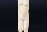 Escultura de marfim representando figura femini... - Escultura de marfim representando figura feminina, base de madeira.