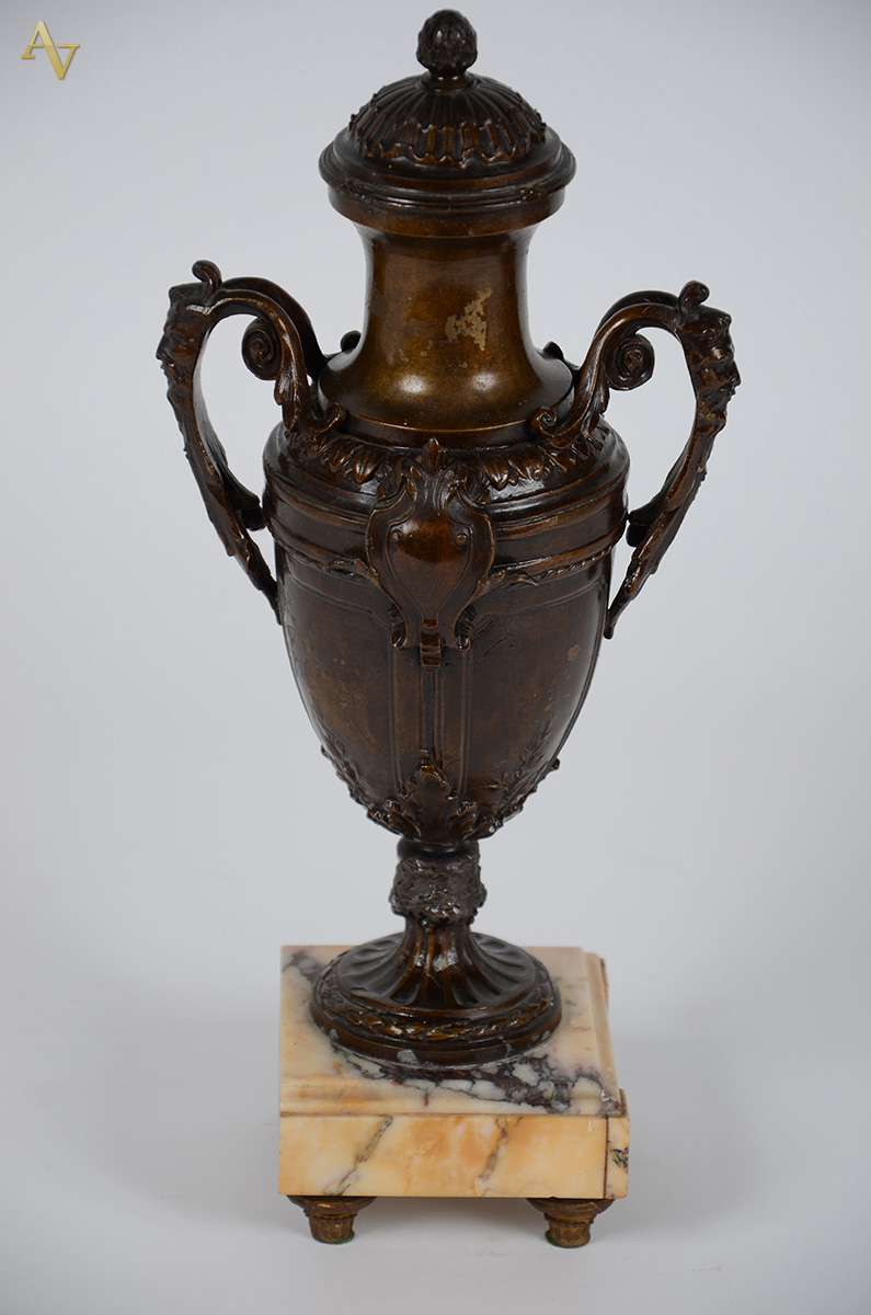 Ânfora em petit bronze com base em mármore. Altura: 40 cm