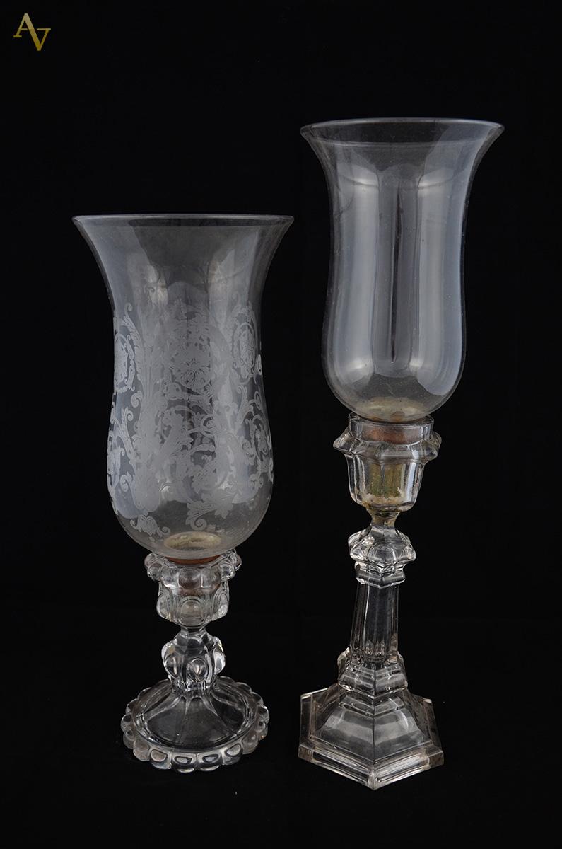 Dois antigos castiçais de cristal com mangas, alts.totais 40 e 46 cm.