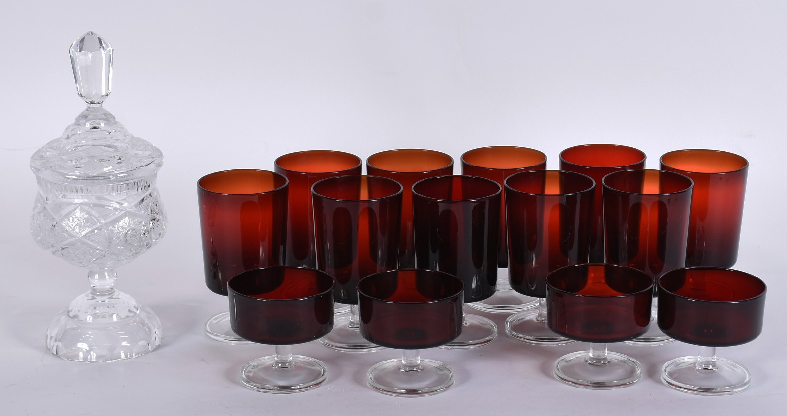 Serviço de vidro francês na cor rubi composto de: 10 para vinho e 4... - foto 1 de 5