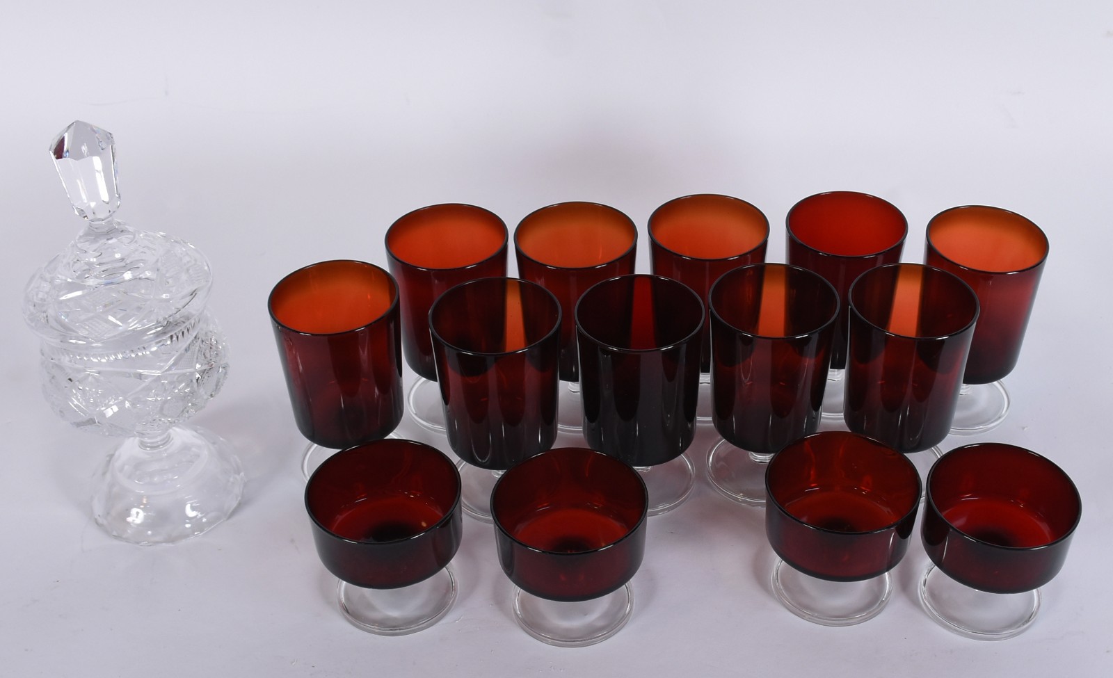 Serviço de vidro francês na cor rubi composto de: 10 para vinho e 4... - foto 2 de 5