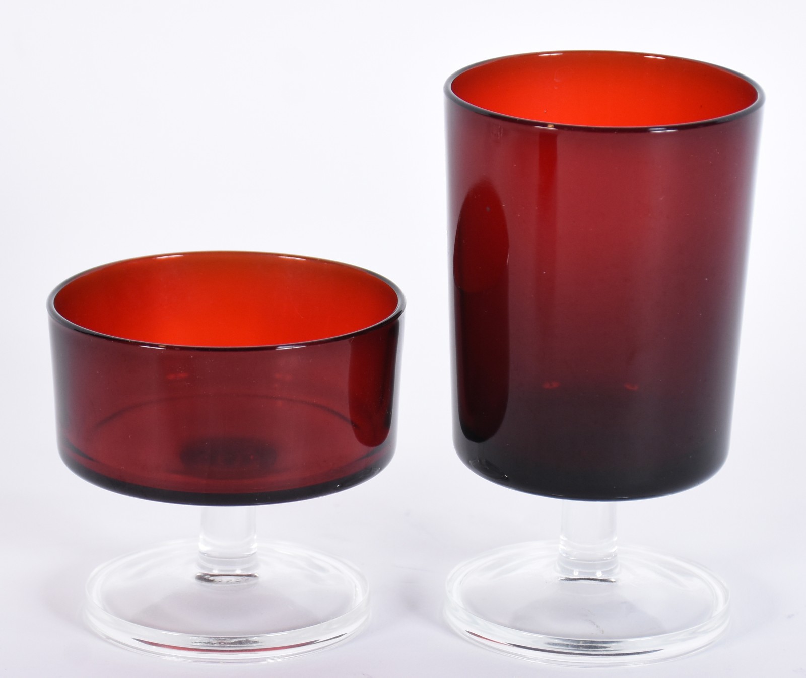 Serviço de vidro francês na cor rubi composto de: 10 para vinho e 4... - foto 3 de 5