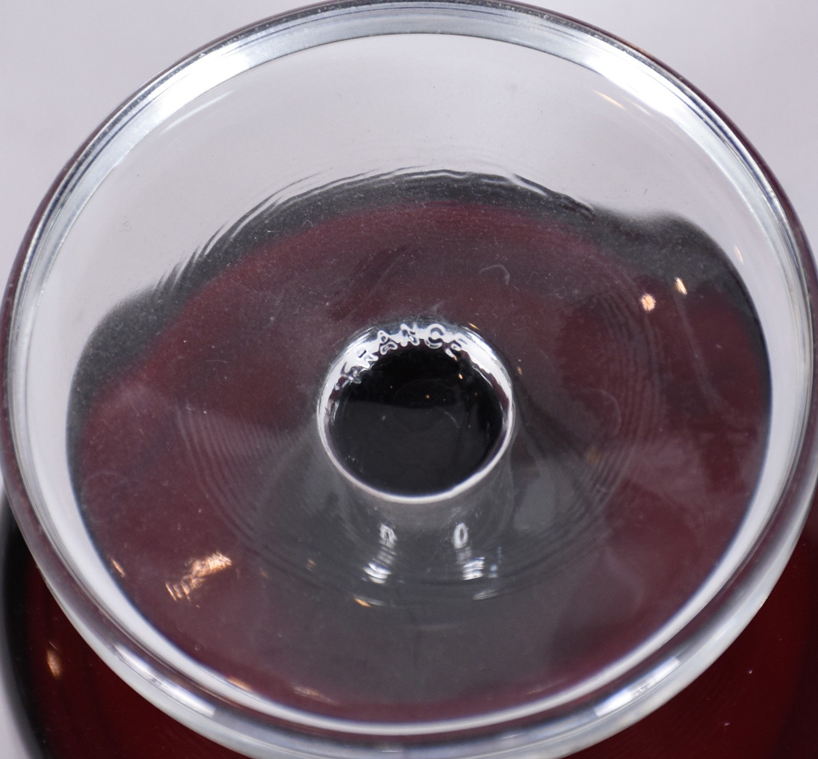 Serviço de vidro francês na cor rubi composto de: 10 para vinho e 4... - foto 4 de 5