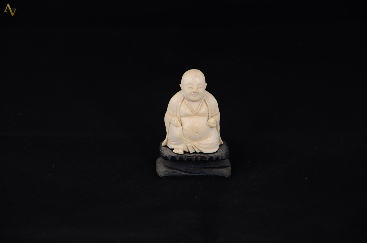 Buda em marfim com base de madeira, alt.total 8 cm.