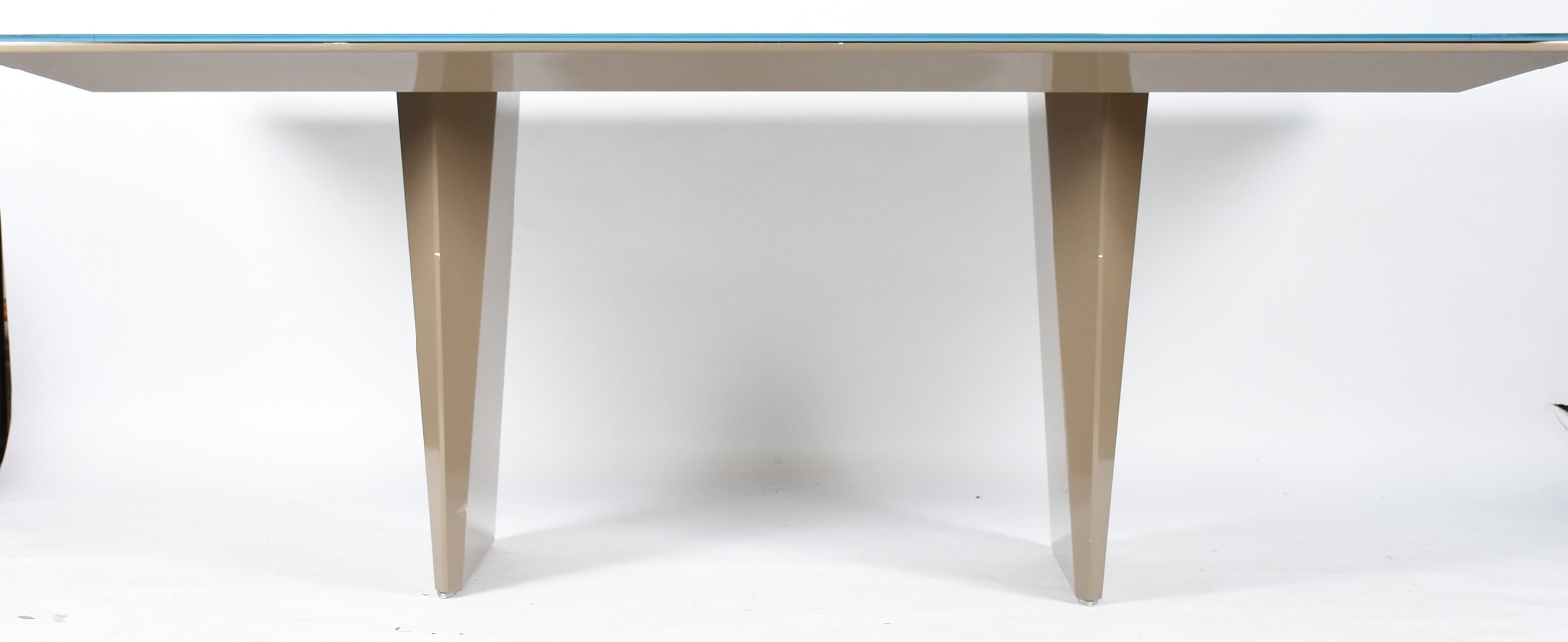 Mesa de jantar com base laqueada e tampo com vidro superposto na cor... - foto 3 de 5