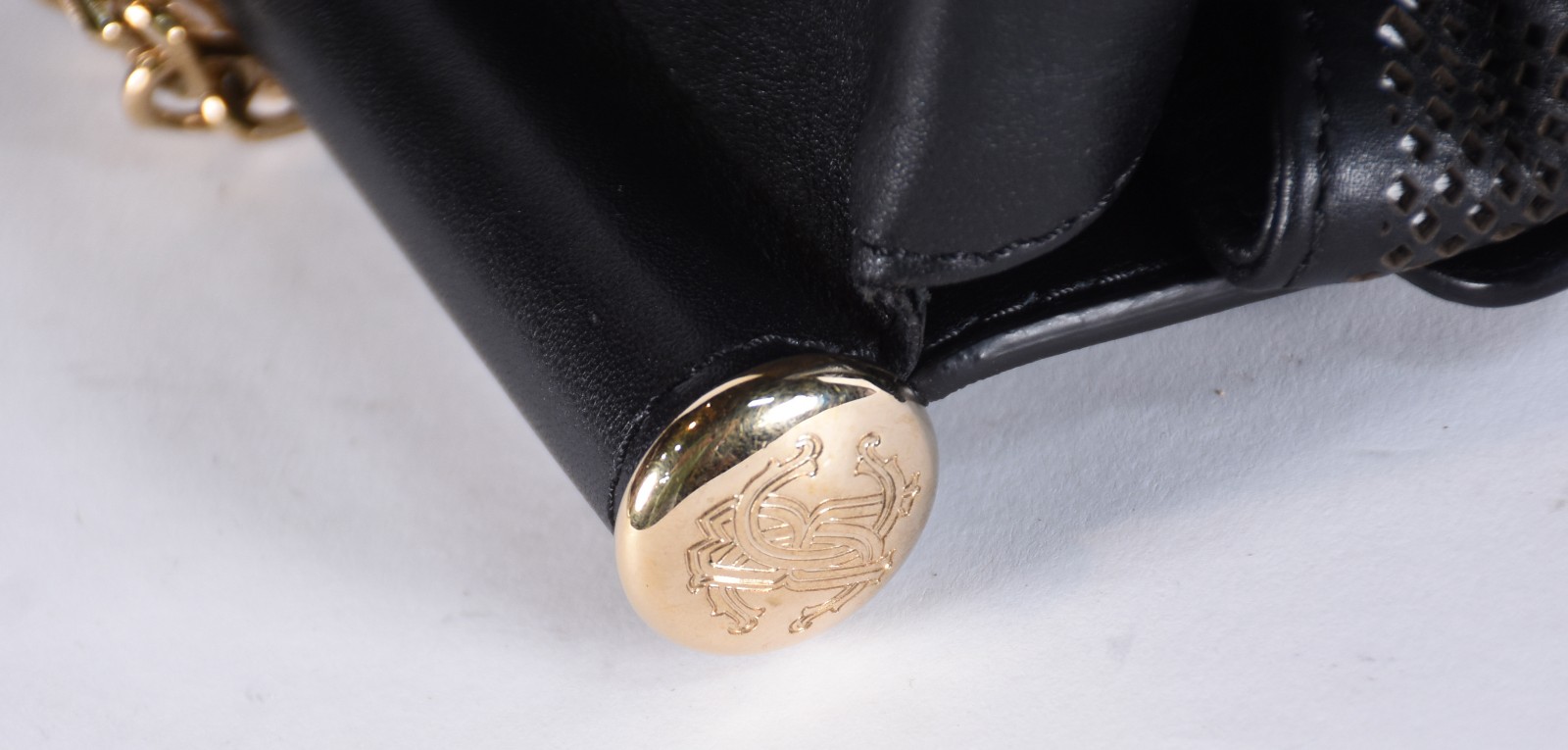 Elegante Bolsa feminina italiana com correntes de metal. - foto 5 de 7