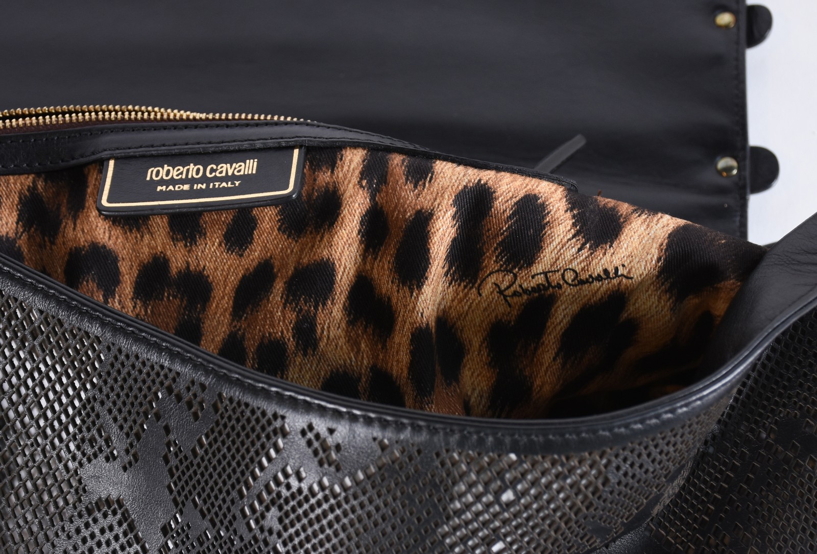 Elegante Bolsa feminina italiana com correntes de metal. - foto 7 de 7
