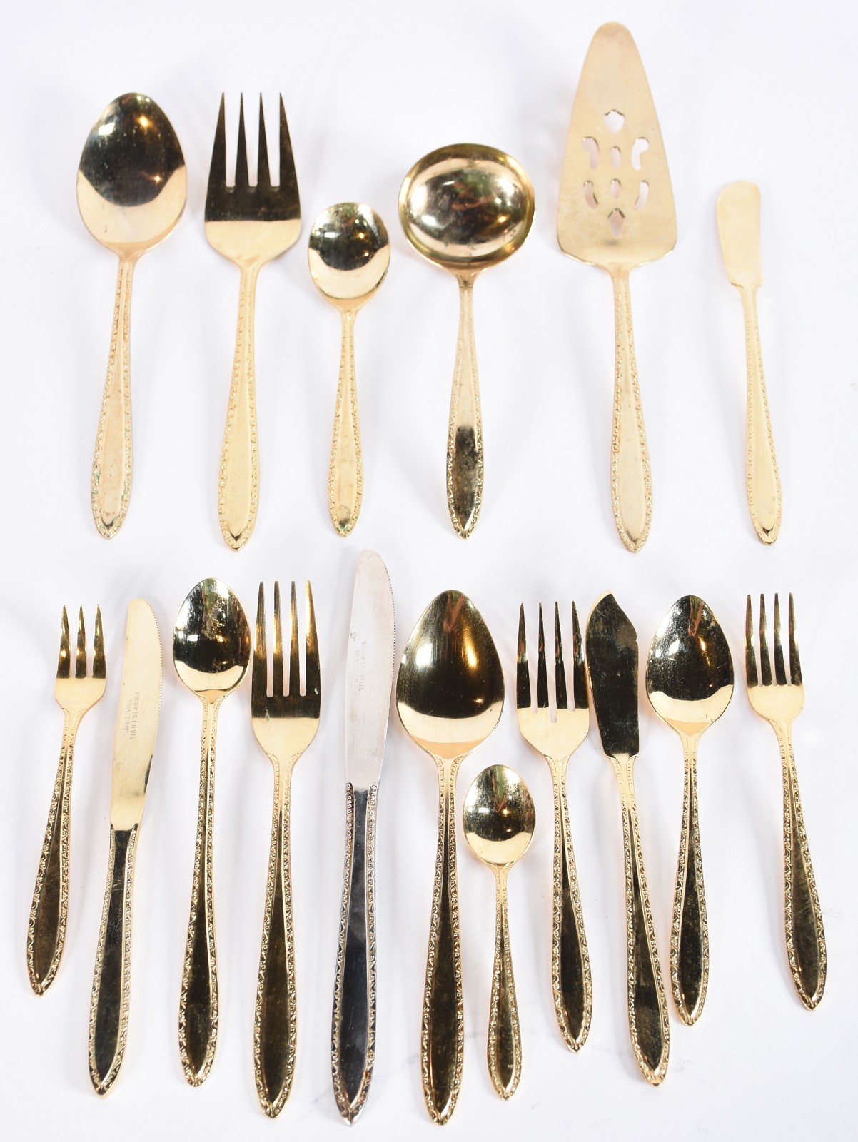 Faqueiro de metal dourado Korea composto de: 12 colheres, 12 garfos... - foto 1 de 7